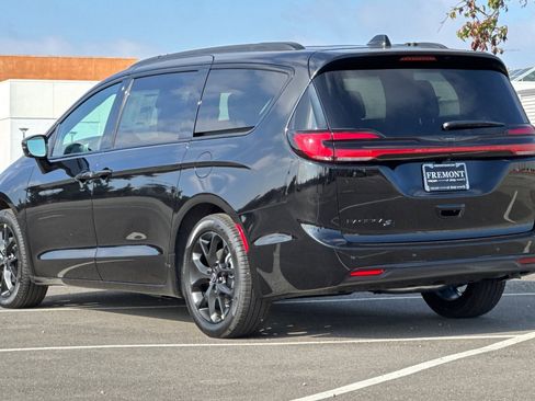 New 2026 Chrysler Pacifica Select image 5