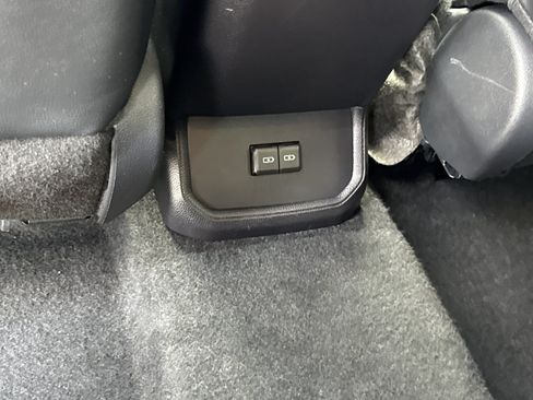 Used 2024 Toyota Highlander XLE AWD/4WD image 16