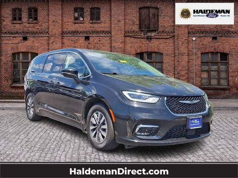 Used 2023 Chrysler Pacifica Touring-L FWD image 1