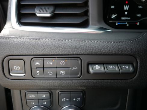 Used 2022 GMC Yukon XL Denali AWD/4WD image 27