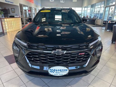 Used 2025 Chevrolet Trax RS w/ Driver Confidence Package FWD image 2