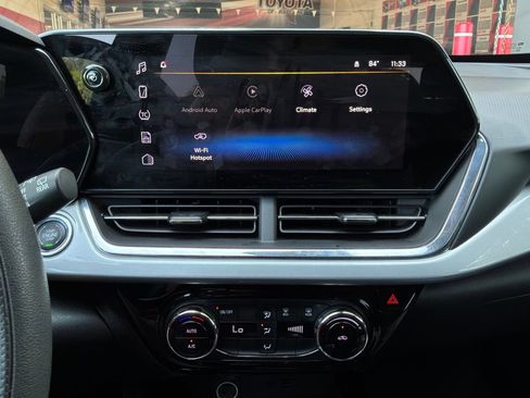 Used 2025 Chevrolet Trax LT FWD image 23