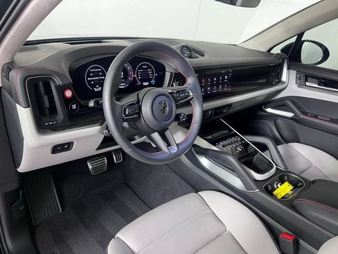 Certified 2025 Porsche Cayenne Turbo AWD/4WD image 4