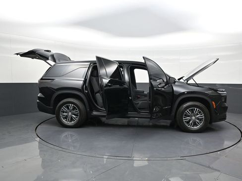 Used 2024 Chevrolet Traverse LS image 30