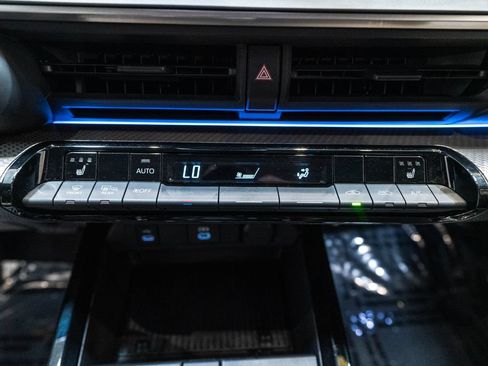 Certified 2025 Toyota Prius XLE FWD image 27