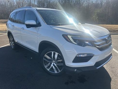 Used 2017 Honda Pilot Touring image 2