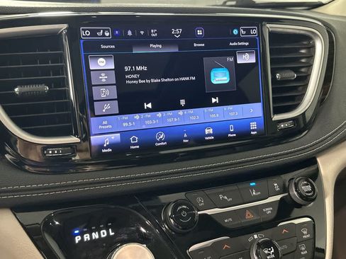 Used 2023 Chrysler Pacifica Limited FWD image 16