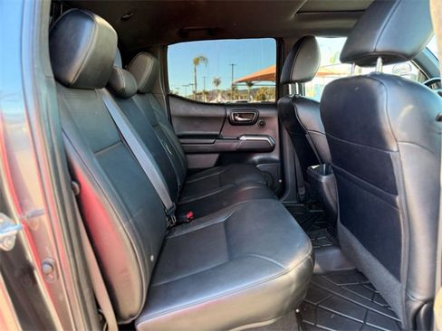 Used 2022 Toyota Tacoma Limited image 19