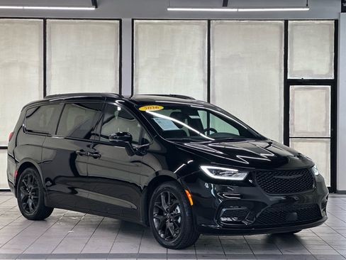 Used 2026 Chrysler Pacifica Limited w/ S Appearance Package FWD image 1