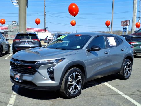 Used 2024 Chevrolet Trax RS image 3