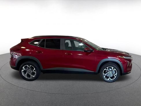 Used 2025 Chevrolet Trax LT w/ LT Convenience Package FWD image 16