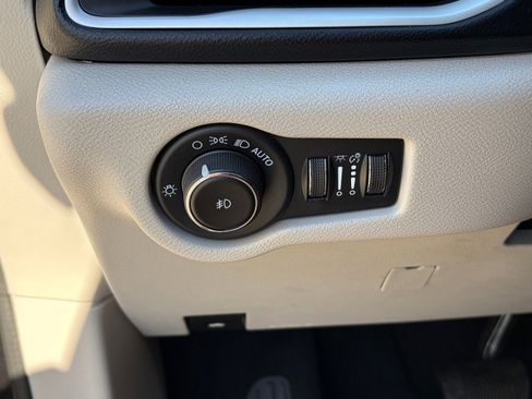 Used 2023 Chrysler Pacifica Touring-L image 18