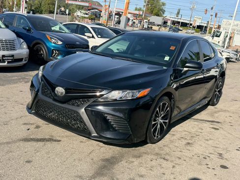 Used 2019 Toyota Camry SE FWD image 3