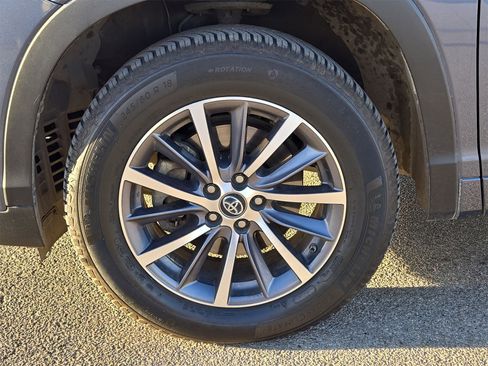 Used 2018 Toyota Highlander XLE image 11