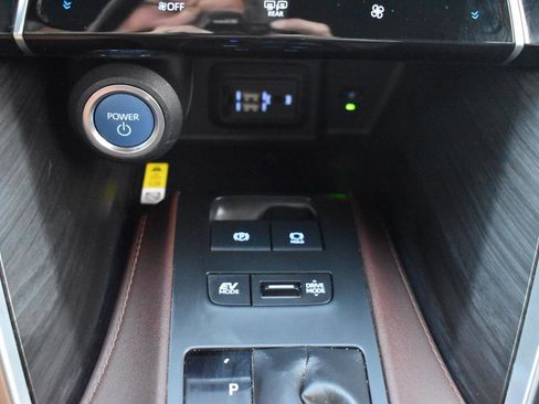 Used 2021 Toyota Venza Limited image 31