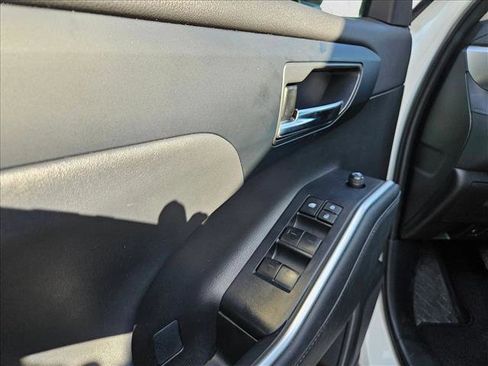 Used 2023 Toyota Highlander XLE image 9