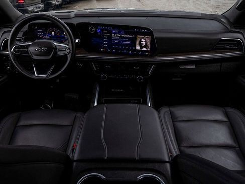 Used 2025 Chevrolet Suburban Z71 image 32