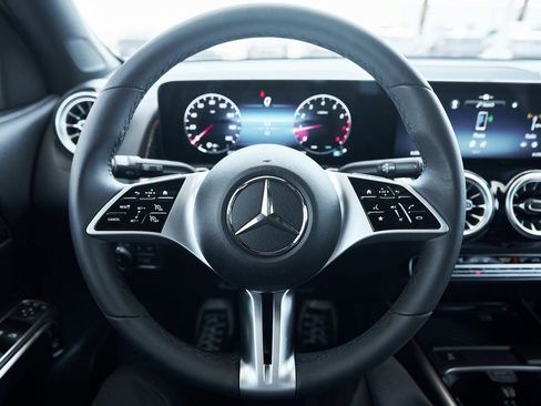 Used 2025 Mercedes-Benz GLB 250 4MATIC w/ Exclusive Package image 37