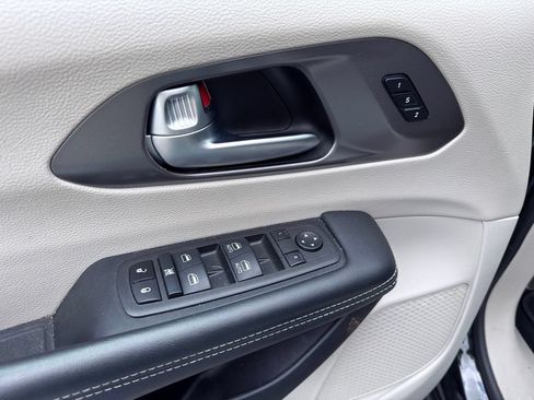 Used 2023 Chrysler Pacifica Touring-L FWD image 20