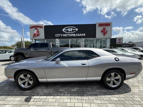 Used 2016 Dodge Challenger SXT RWD image 4