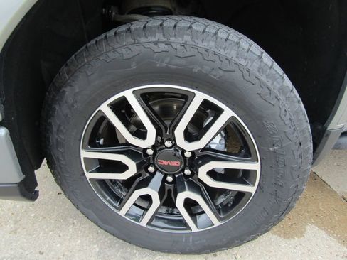 Used 2024 GMC Sierra 1500 AT4 w/ Technology Package AWD/4WD image 36
