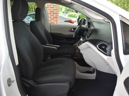 Used 2022 Chrysler Voyager LX FWD image 8