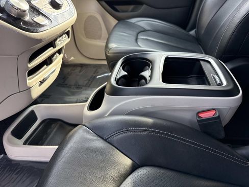 Used 2022 Chrysler Pacifica Touring-L image 20