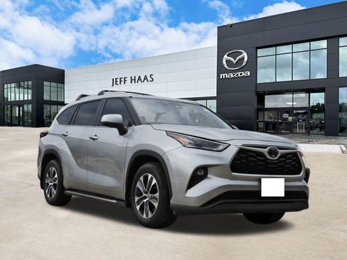 Used 2024 Toyota Highlander XLE FWD image 4