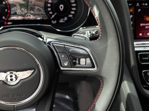 Certified 2025 Bentley Bentayga AWD/4WD image 39