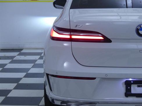 Used 2024 BMW i7 xDrive60 w/ Premium Package image 39