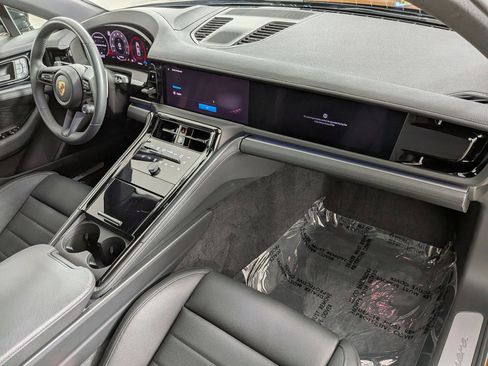 Used 2024 Porsche Panamera image 23
