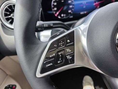 Used 2025 Mercedes-Benz GLB 250 image 12