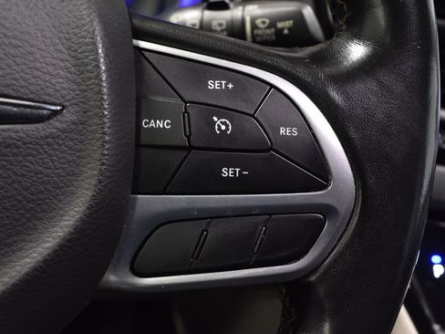 Used 2020 Chrysler Pacifica Touring-L Plus image 18