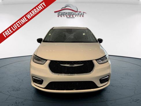 Used 2024 Chrysler Pacifica Limited FWD image 3