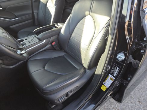 Used 2021 Toyota Highlander XLE image 23