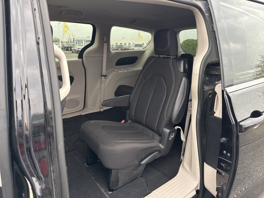 Used 2024 Chrysler Voyager LX FWD image 31