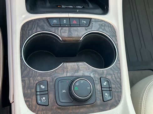 Used 2020 GMC Acadia Denali w/ Technology Package FWD image 28