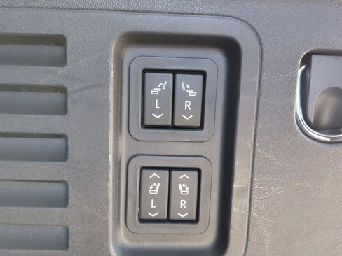 Used 2024 Chevrolet Traverse RS image 21