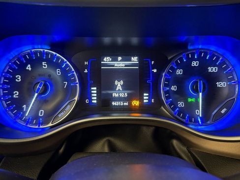 Used 2019 Chrysler Pacifica Touring-L image 10