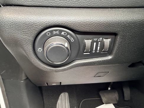 New 2027 Chrysler Pacifica Select FWD image 19