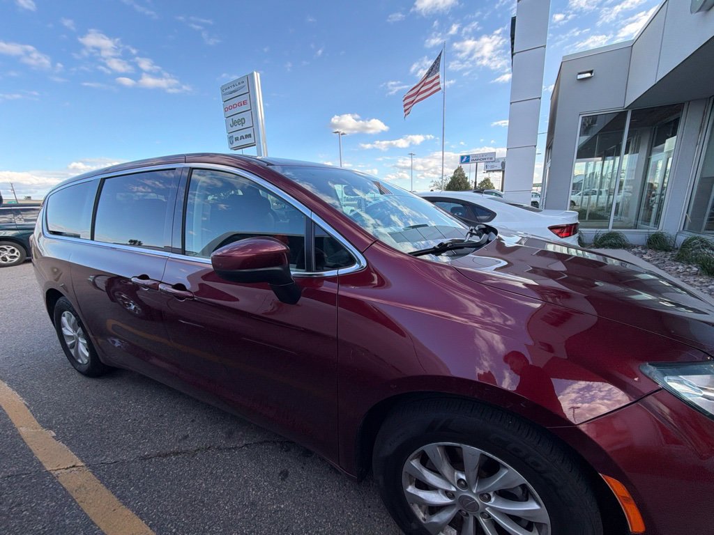 Used 2017 Chrysler Pacifica Touring w/ Tire & Wheel Group FWD image 2
