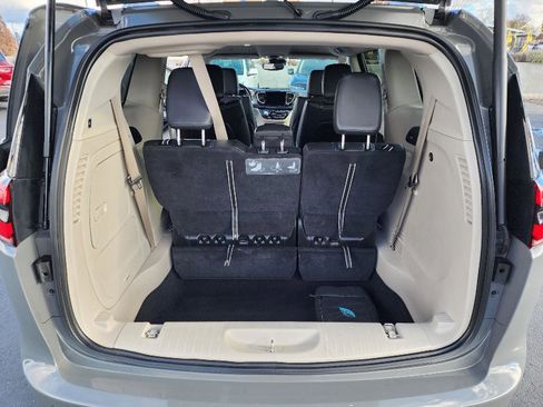 Used 2021 Chrysler Pacifica Touring-L image 10