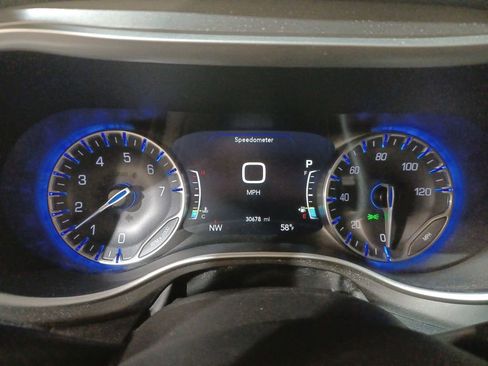 Used 2022 Chrysler Pacifica Touring-L image 10