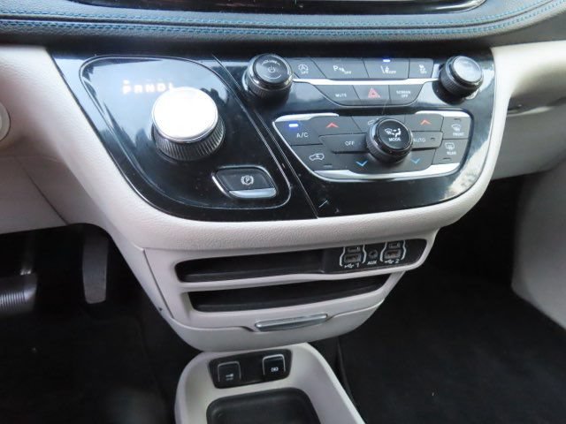 Used 2021 Chrysler Pacifica Touring-L FWD image 28