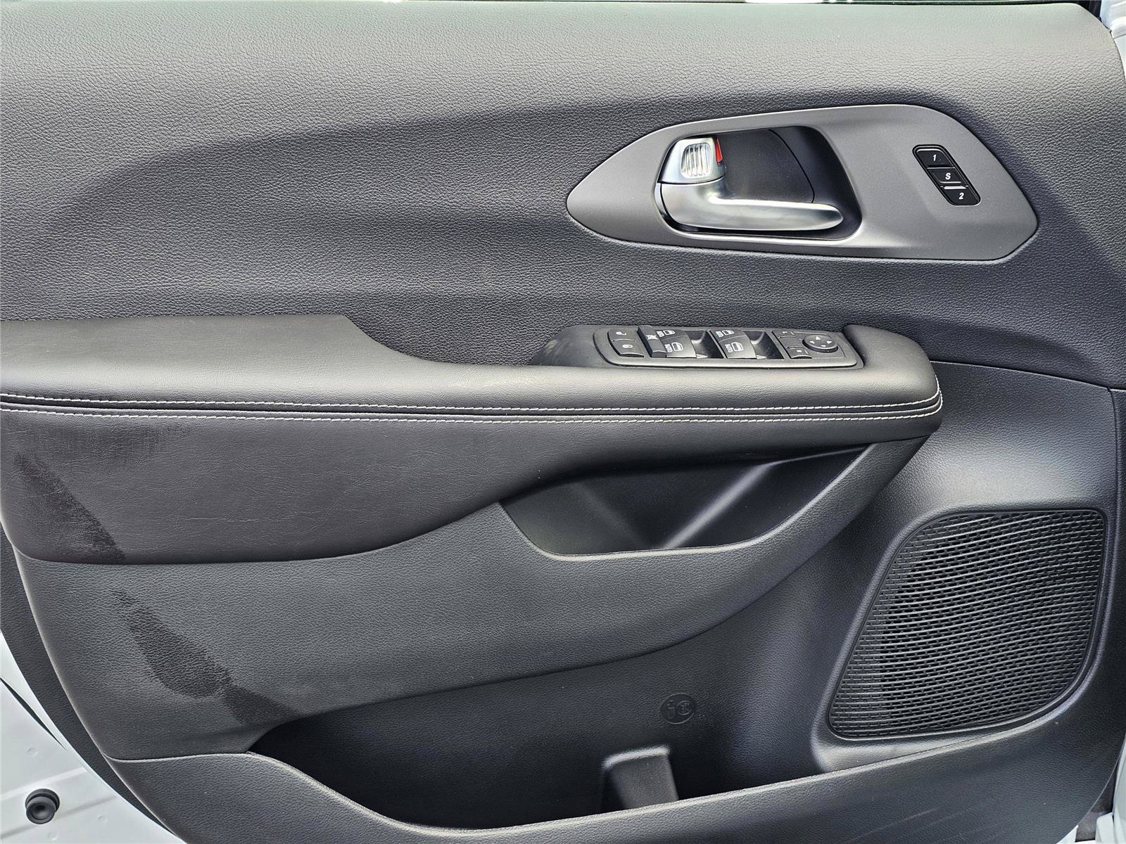New 2027 Chrysler Pacifica Select FWD image 14
