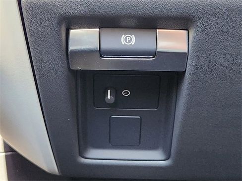 Used 2023 Land Rover Defender 110 SE image 22