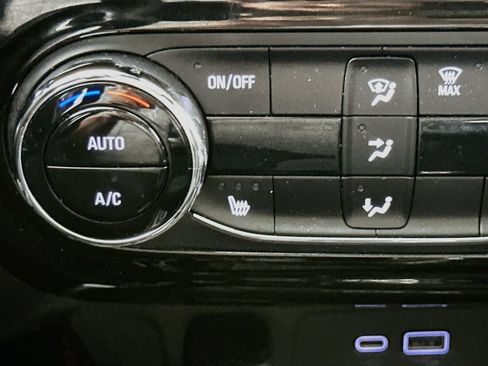 Used 2024 Chevrolet Trax RS w/ Sunroof Package FWD image 20