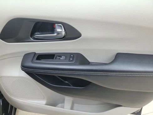 Used 2023 Chrysler Pacifica Touring-L image 12