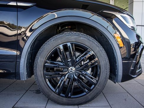 Certified 2022 Volkswagen Tiguan SE R-Line image 22