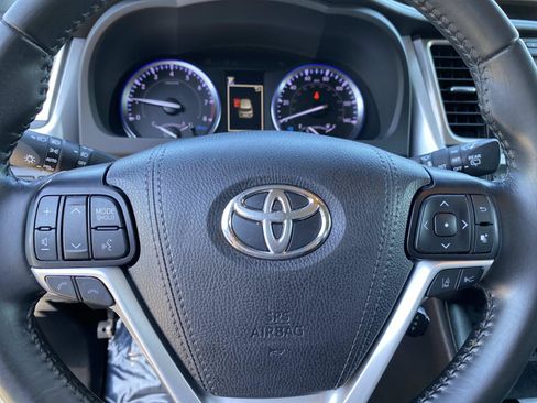 Used 2019 Toyota Highlander XLE AWD/4WD image 15